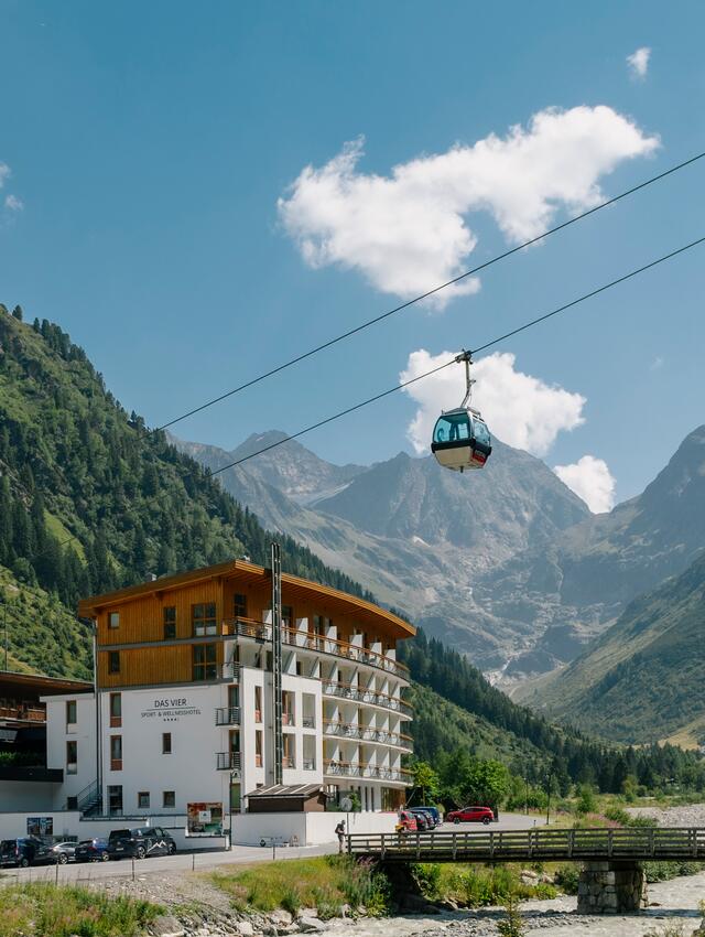 Außenansicht Hotel DAS VIER mit Bergblick