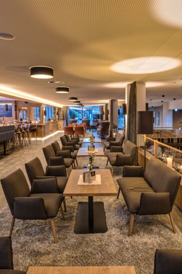 hotel lobby and bar Vier Jahreszeiten Tyrol