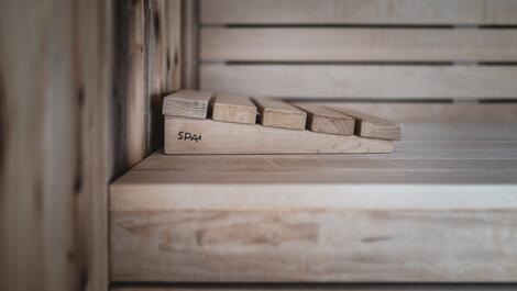Holzbank mit Fußstütze in Sauna