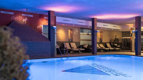 indoor pool hotel Vier Jahreszeiten