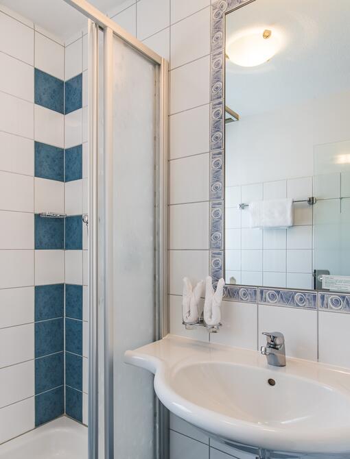 Bathroom with shower, sink and mirror